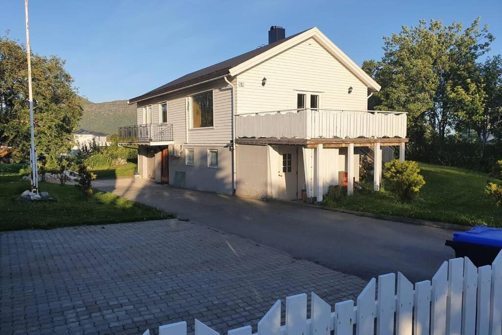 Hus Sentralt I Lofoten Appartement Leknes Buitenkant foto