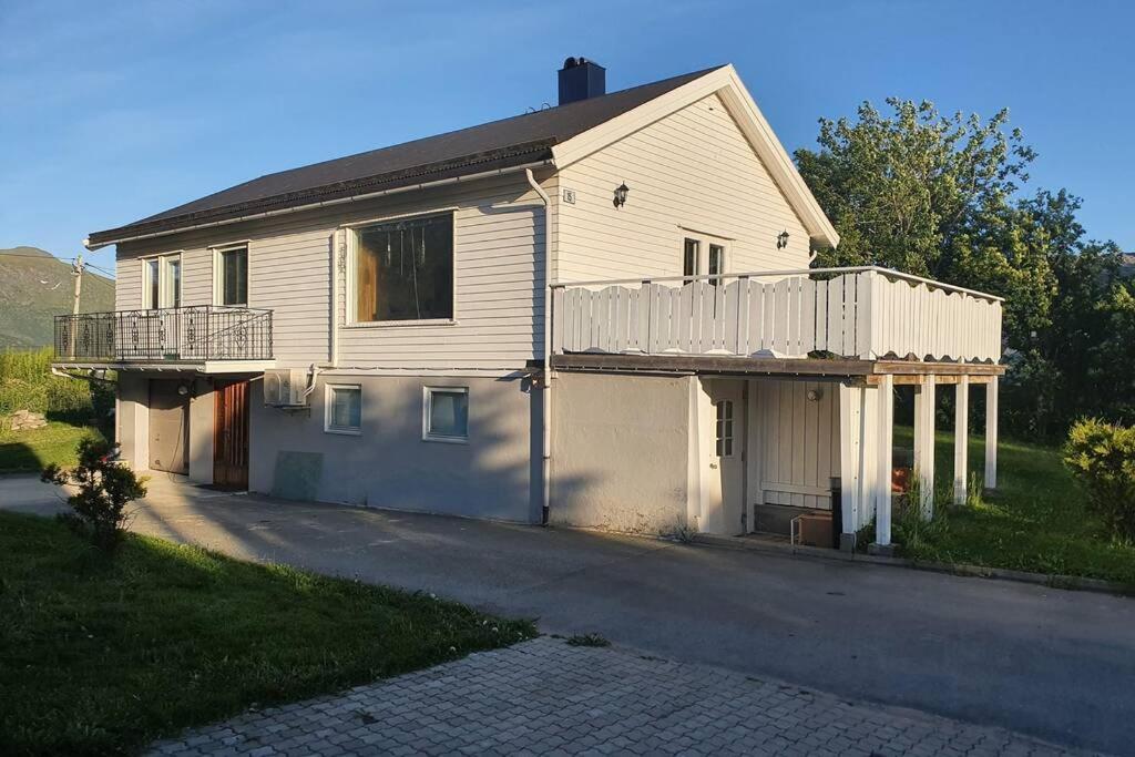 Hus Sentralt I Lofoten Appartement Leknes Buitenkant foto